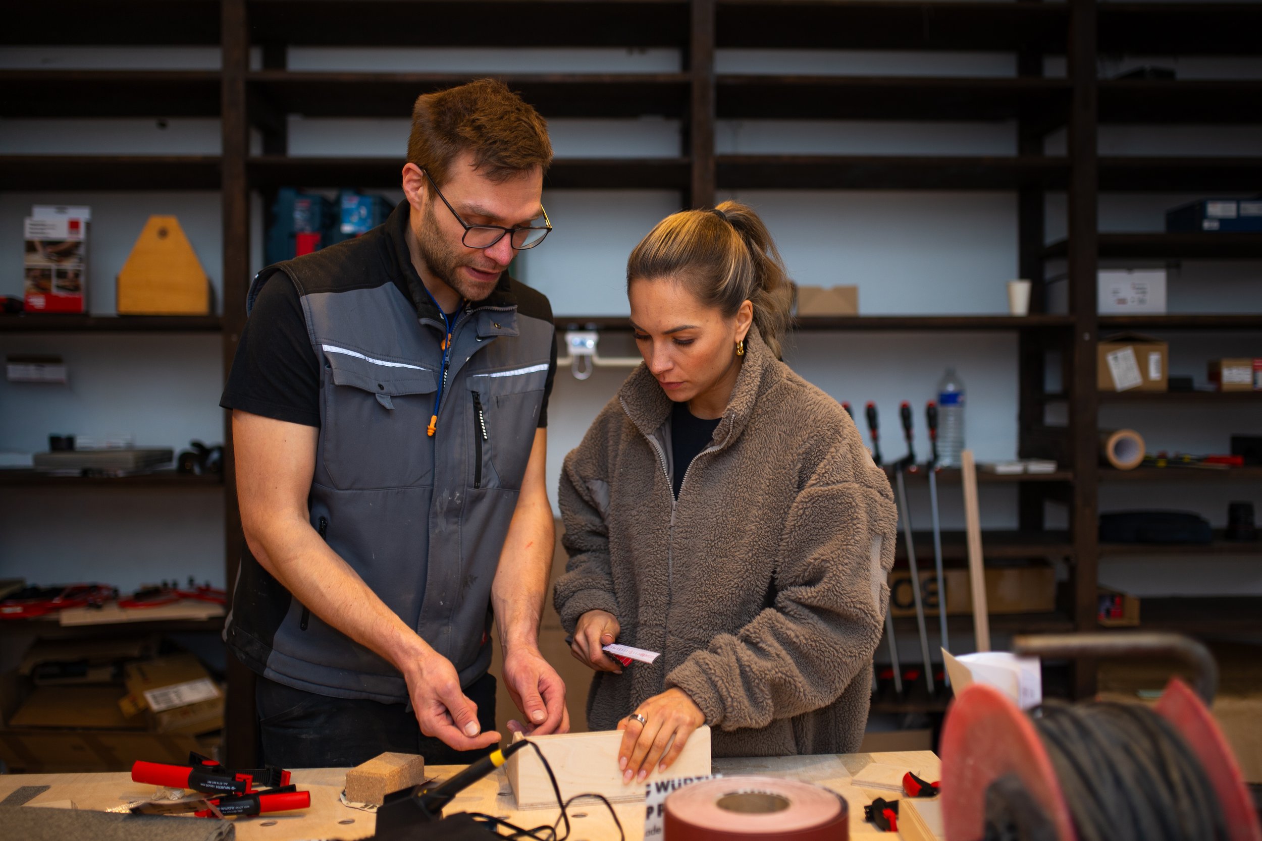 Gemeinsames Zusammenbauen in der Werkstatt