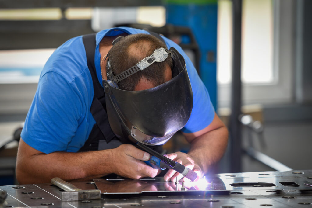 Schweißarbeiten an einer Metallplatte