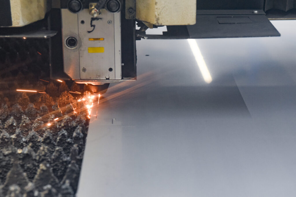 Laserschneiden mit Funkenflug