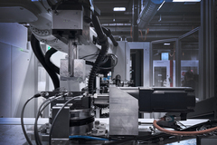 Robot Six beim Laden von Rohlingen