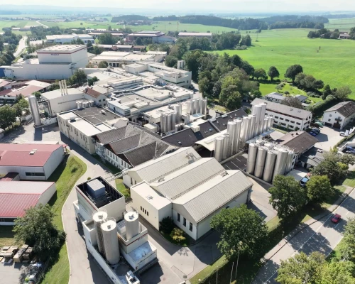 Luftaufnahme der Privatmolkerei Bauer in Wasserburg am Inn