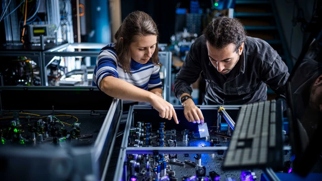 Experimentierraufbau am Lasertisch des Instituts für Quantenoptik