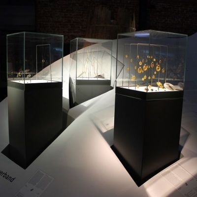 Säulenvitrine