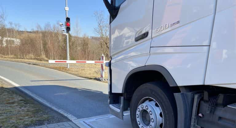 Ampel, Schrank und Kennzeichenerkennung