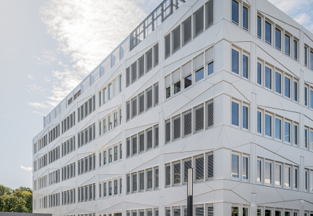 Hinterlüftete Aluminium-Blech-Vorhangfassade BioSquare Leipzig