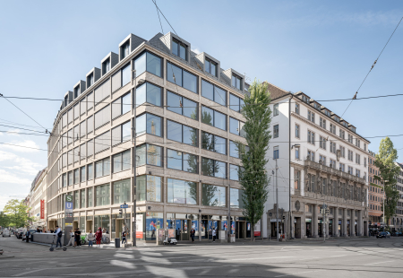 Pfosten-Riegel-Fassade und Stahlgeländer Bürohaus Bayerstraße München
