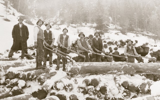 Historisches Firmenfoto der HASSLACHER Tradition
