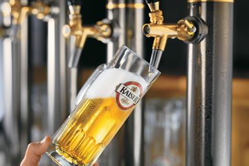 Bier wird vom Zapfhahn abgefüllt