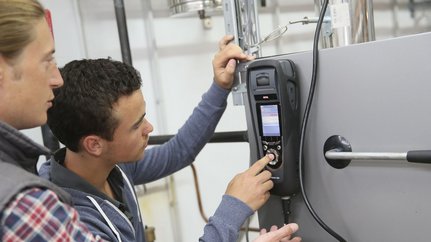 Anlagenmechaniker prüfen eine Anlage