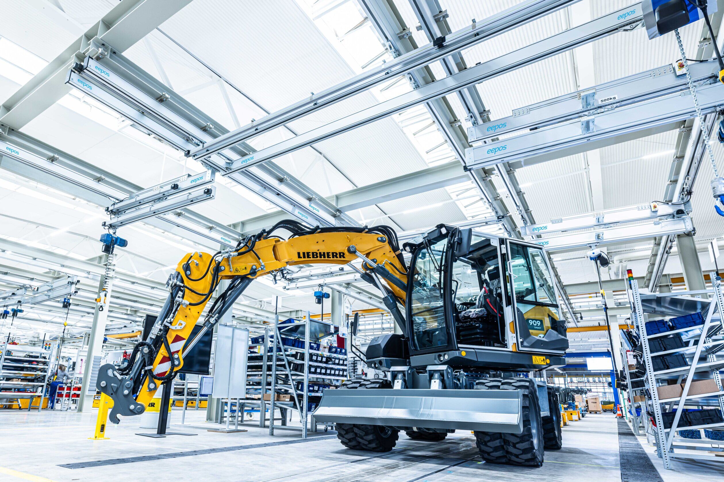 Kransysteme an der Mobilbagger-Produktionslinie von Liebherr