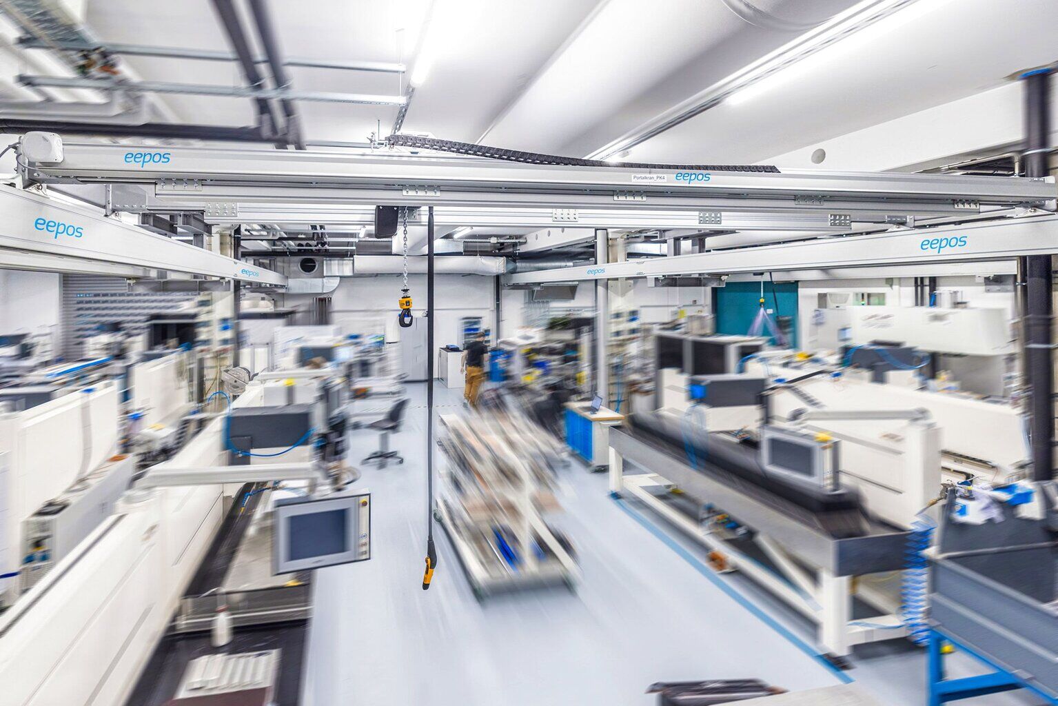 Krananlagen „upside-down“ bei Layertec im Reinraum