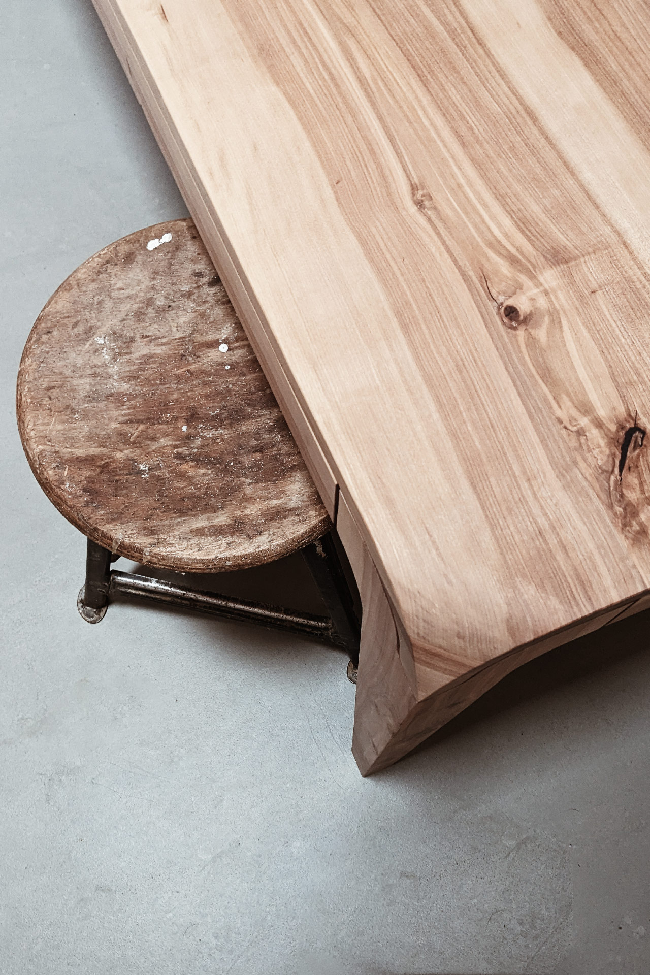 Massivholztisch mit runden Ecken