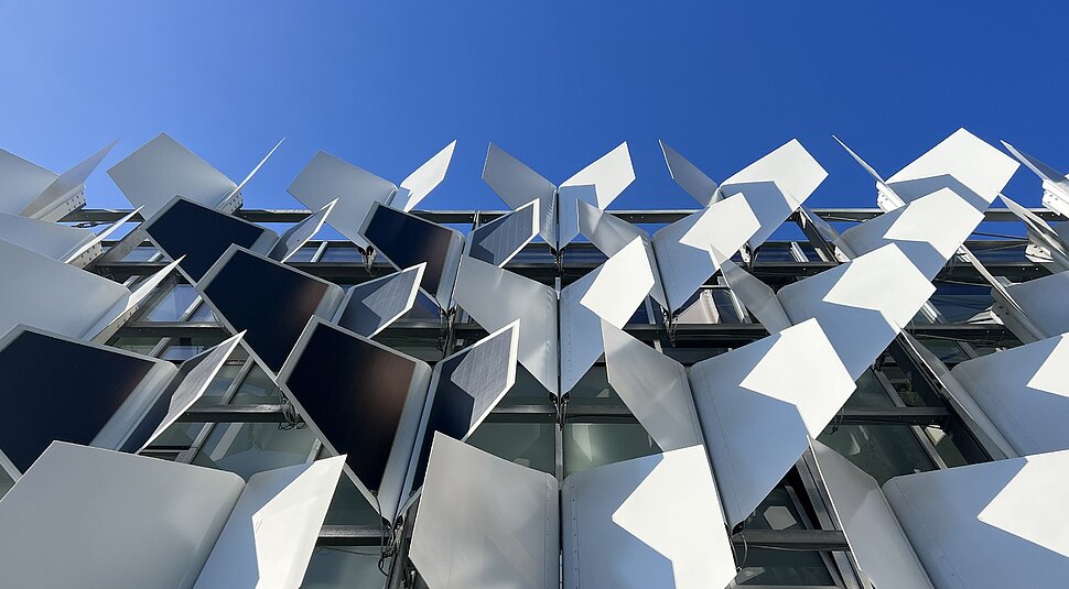 FlectoLine – adaptive PV-Fassade mit Beschattungsflügeln und OPV-Folie