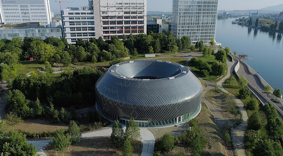 Novartis Pavilion – gebogene Fassade aus flexiblen Polycarbonat-Solarmodulen