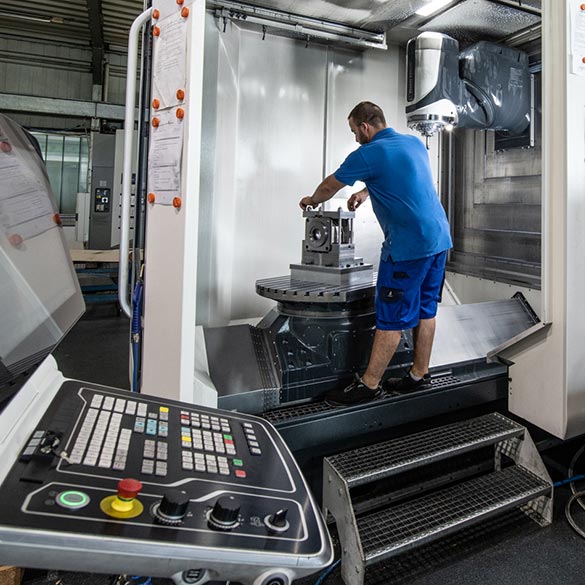 Mitarbeiter an der CNC-Maschine