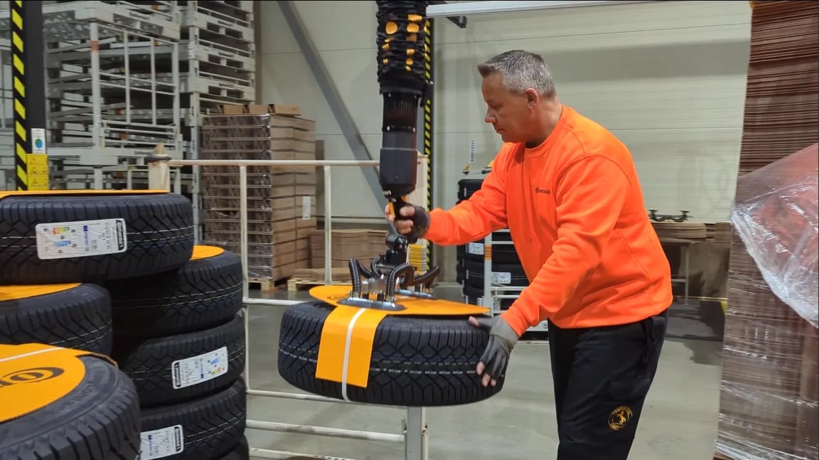 Heben schwerer Reifen bei Continental