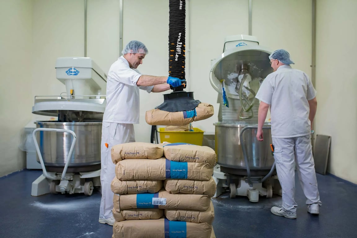 Heben von Papiersäcken in der Lebensmittelproduktion