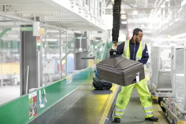 Ergonomische Hebelösungen für Flughäfen und Häfen