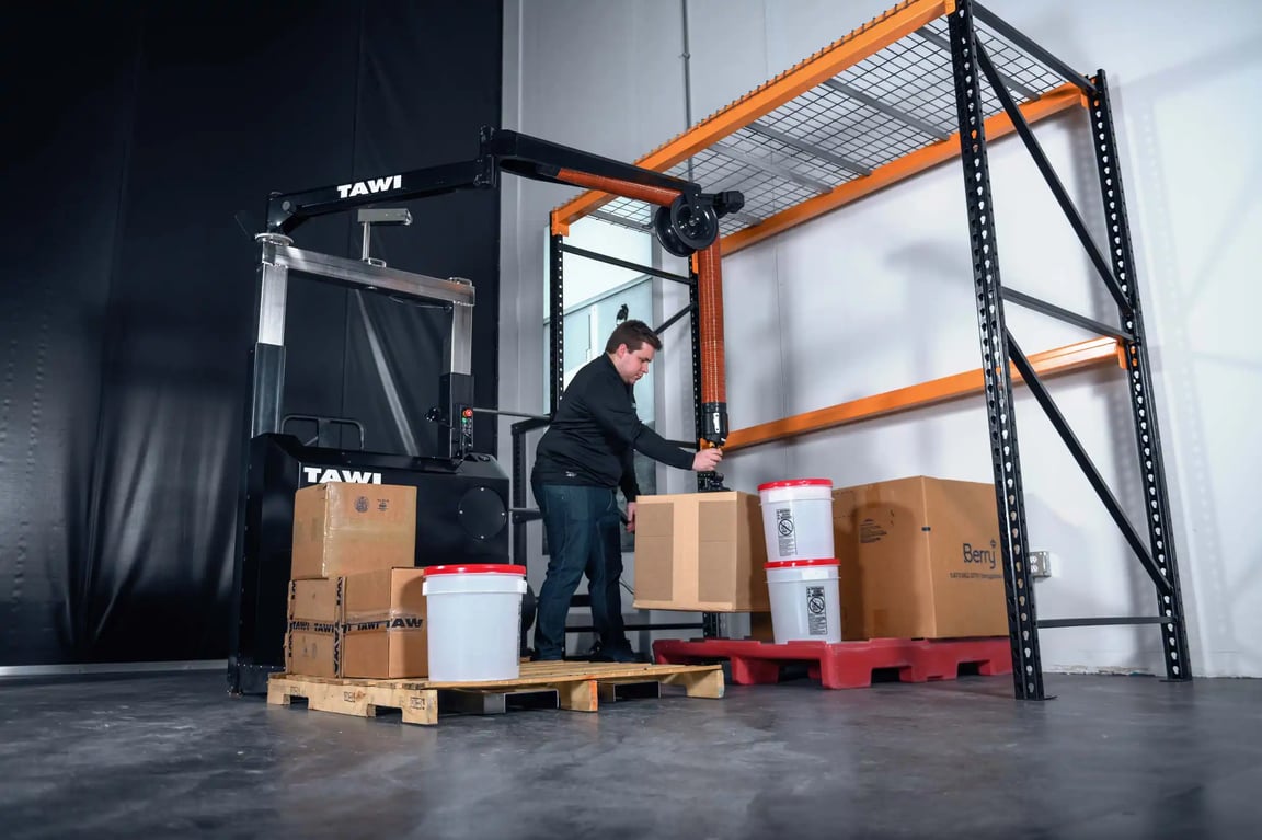 Mobile Vacuum Lifter beim Palettieren von Kartons und Trommeln