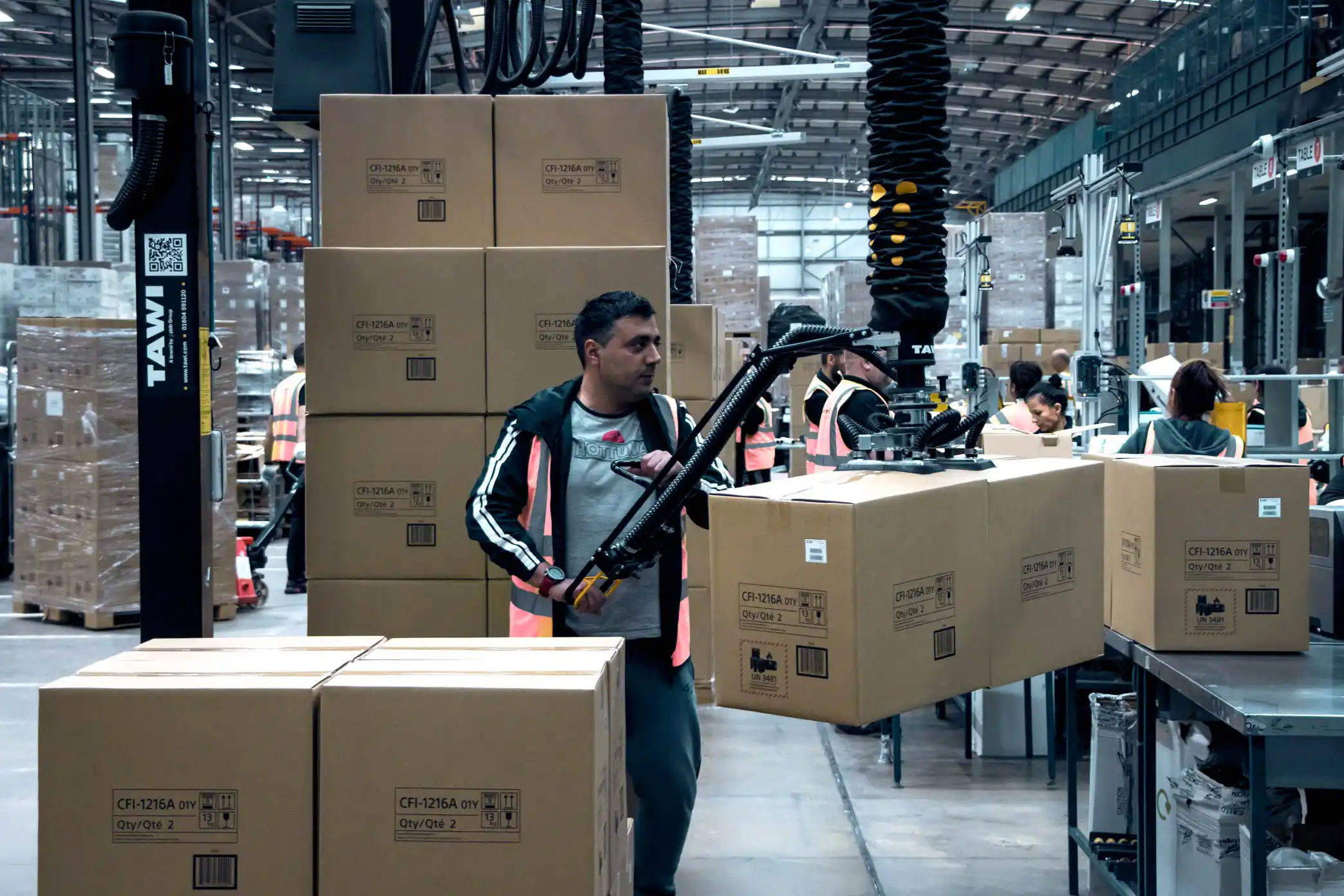 End-of-Line-Palettierung mit TAWI-Vakuumhebern bei Yusen Logistics