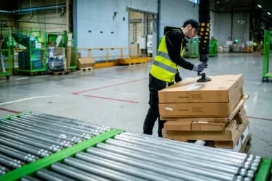Kartonstapel-Handhabung im Logistikzentrum