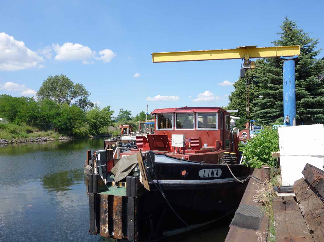 Firmengelände am Kanal