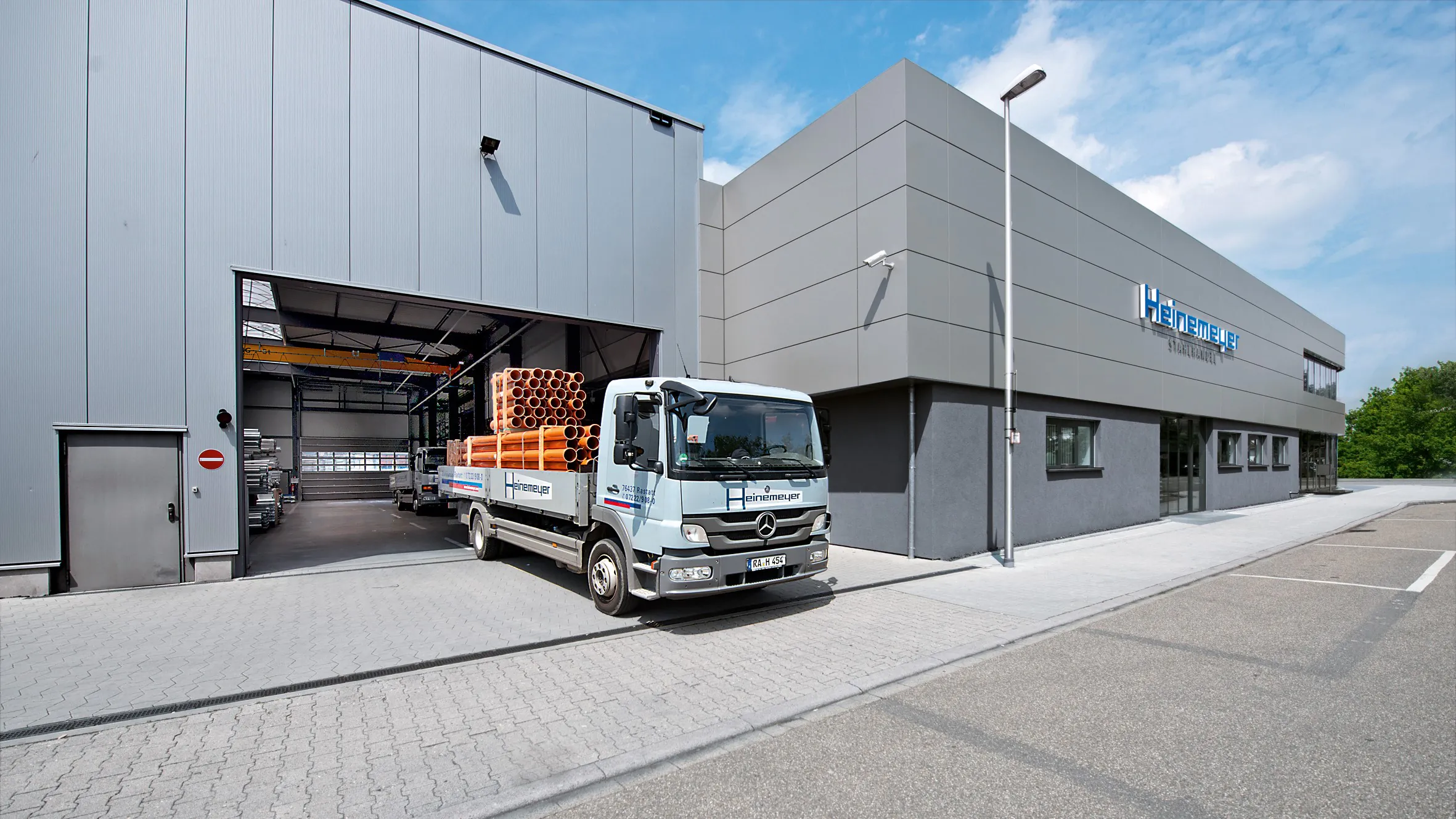 LKW vor der Heinemeyer Stahlhalle