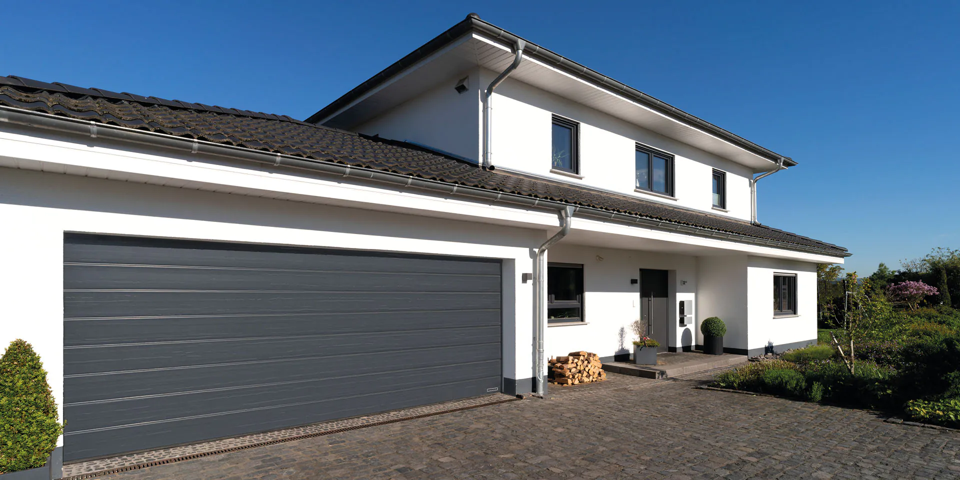 Garagentor-Anwendung am Wohnhaus