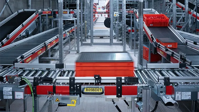 Automatisiertes Fördersystem im Lager