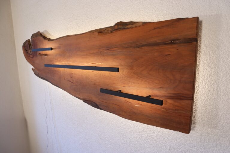 Handgefertigte Wandlampe aus Holz