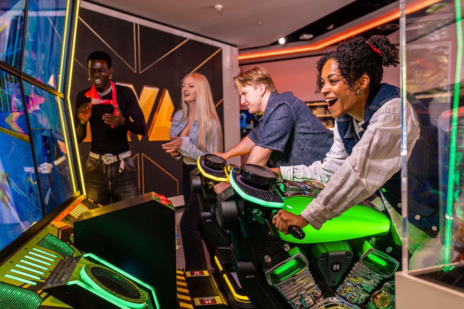 Team an einer Arcade-Rennmaschine beim Firmenevent