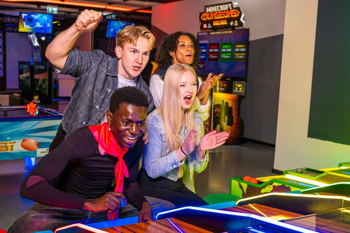 Arcade mit Skee-Ball und Airhockey