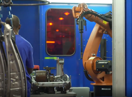 Schweißzelle mit Industrieroboter
