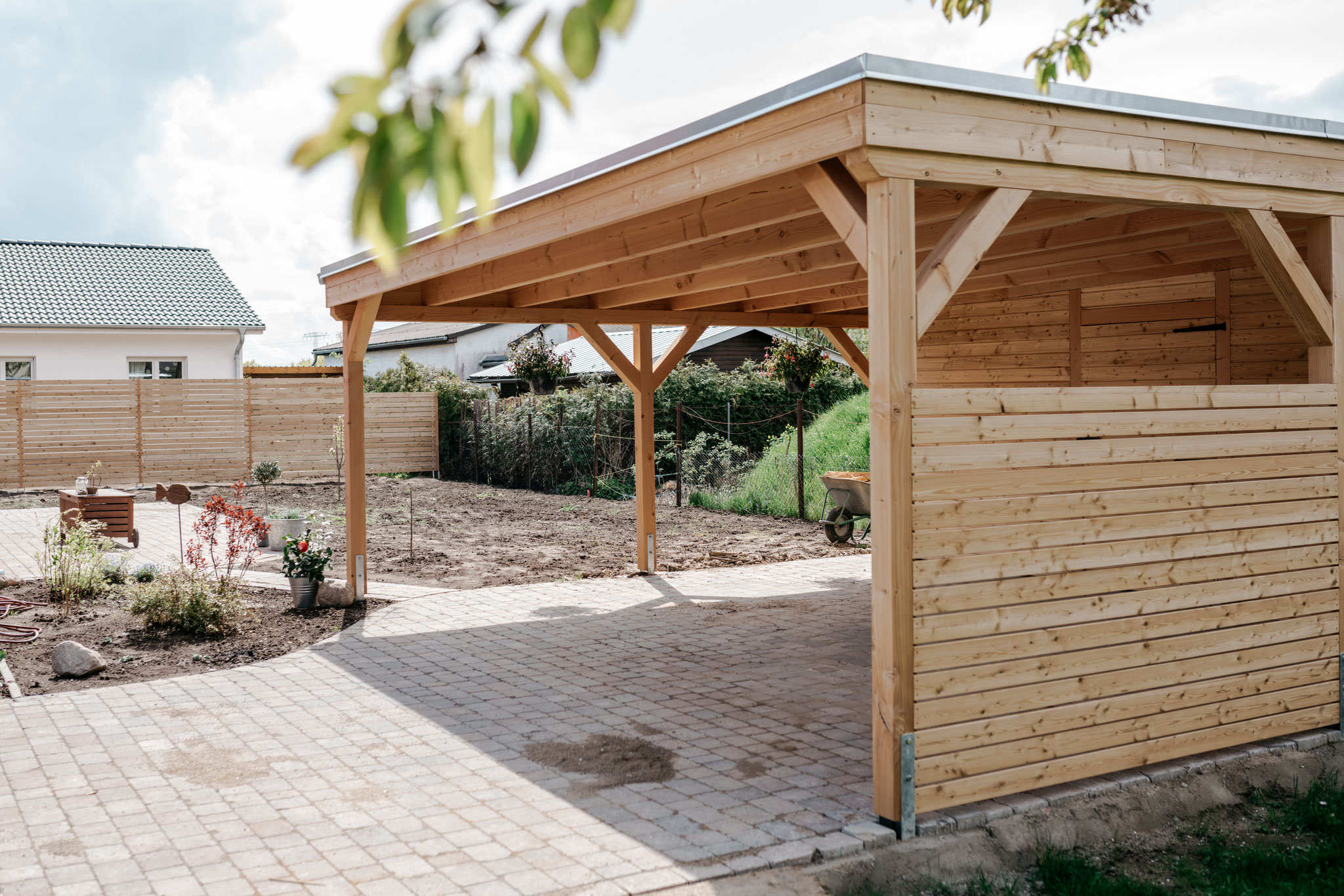 Carport und Zaun Sildemow