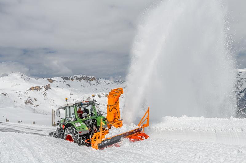 Schneefräse am Trägerfahrzeug