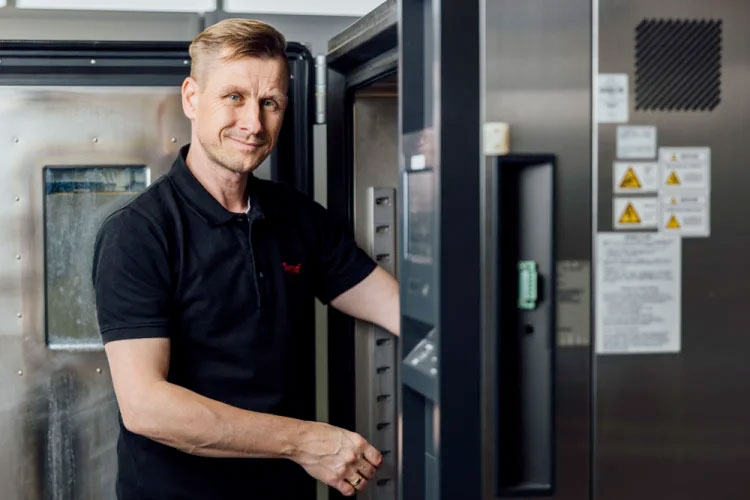 Servicetechniker an einem Klimaprüfschrank