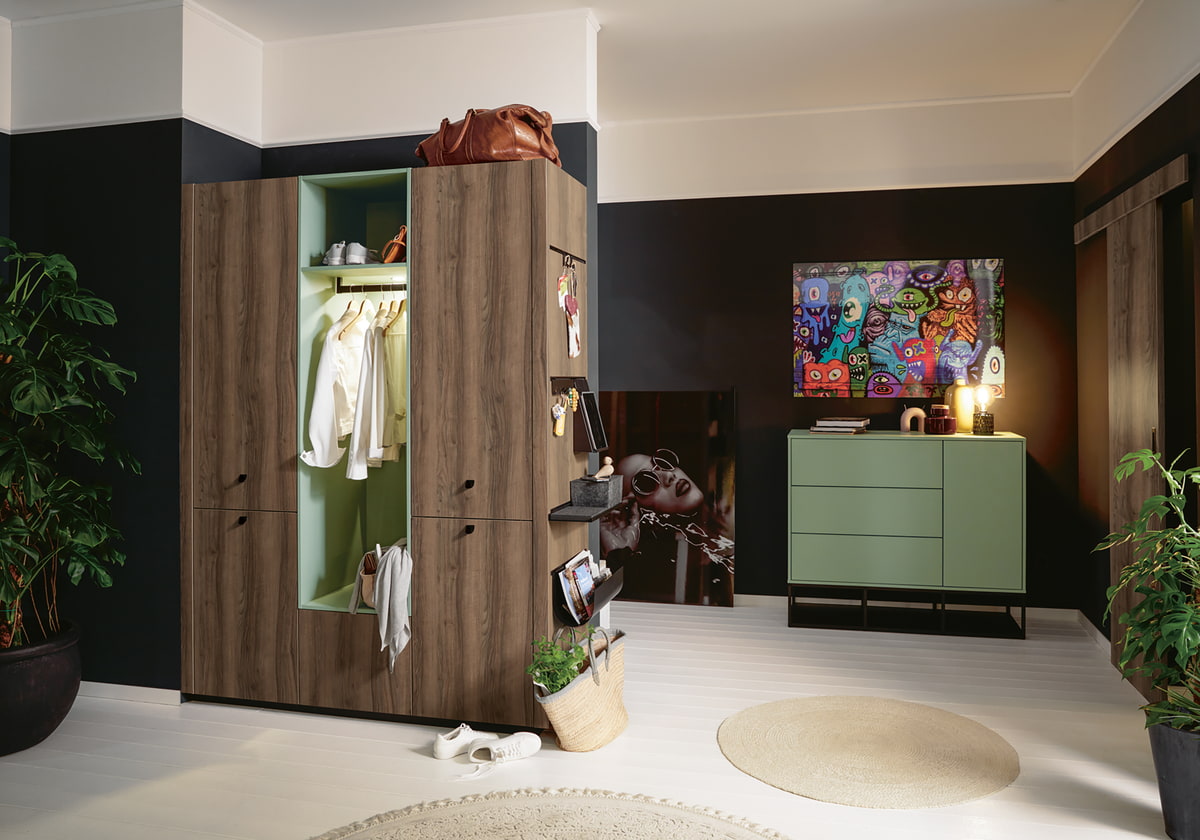 Garderobe mit Schrank und Kasten