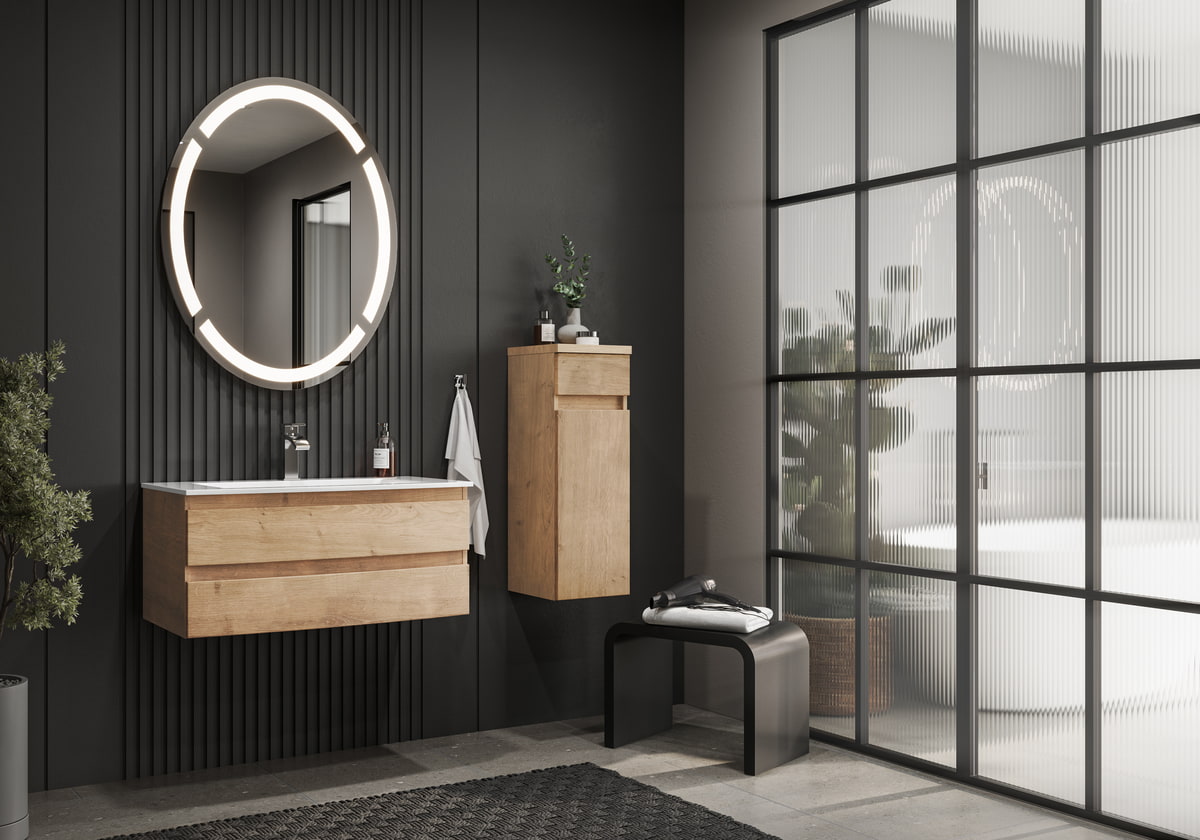 Badezimmer mit Spiegel und Waschbecken