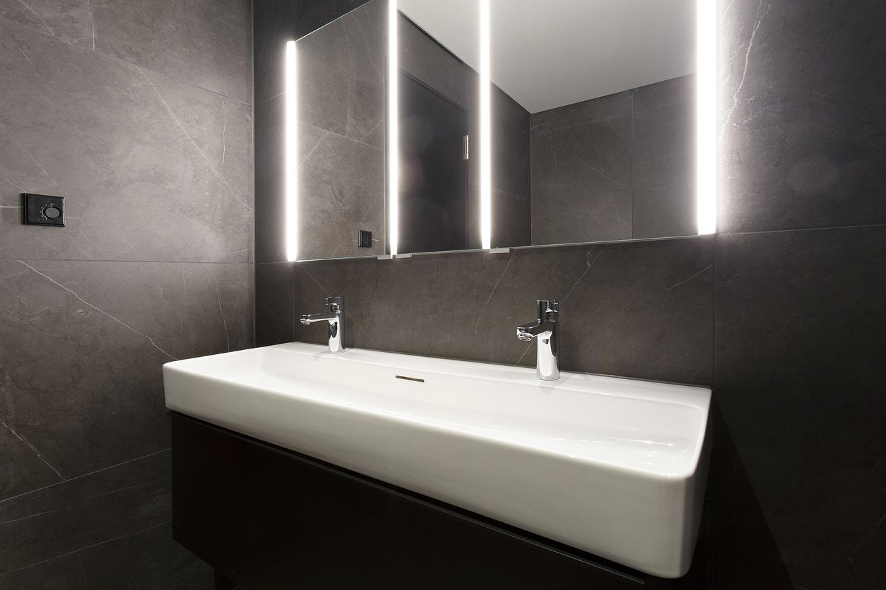 Bad-Fliesen Omniturm Frankfurt (Fiandre Marble Lab 120×60 cm)