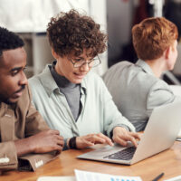 Screening-Spezialisten bei der Arbeit
