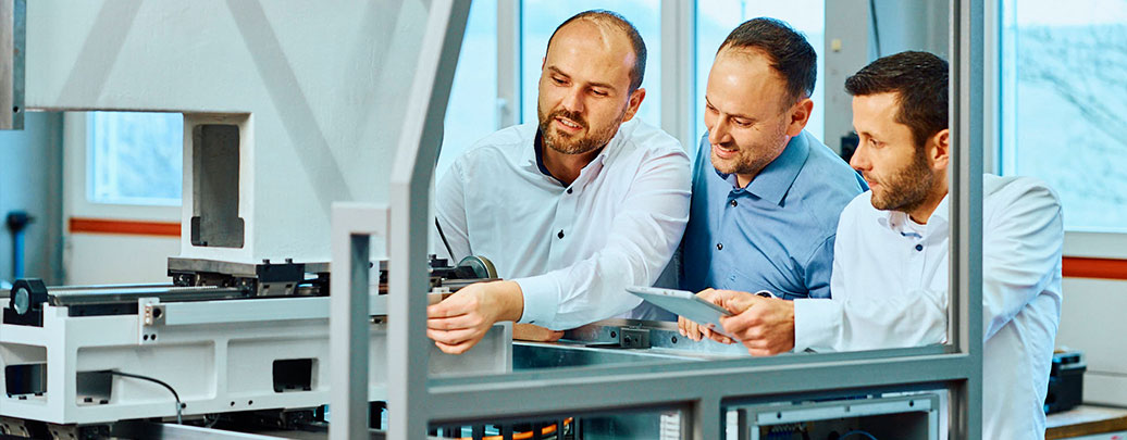 Kundengespräch an einer fertiggestellten Maschine
