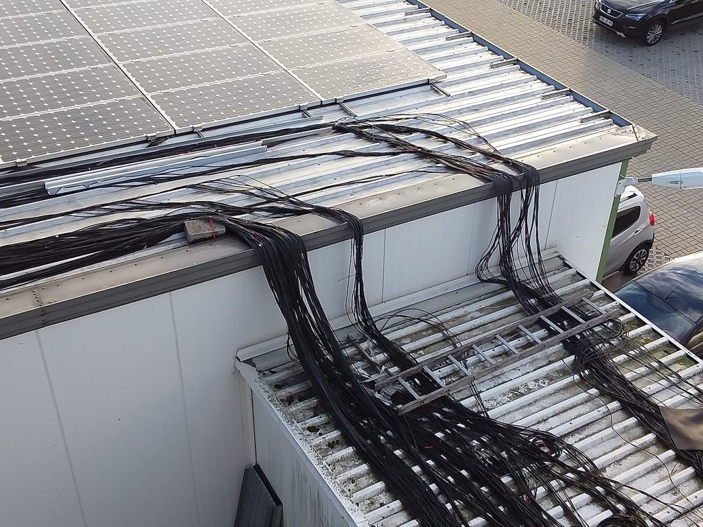 Mangelhafte Leitungsverlegung auf einer PV-Anlage