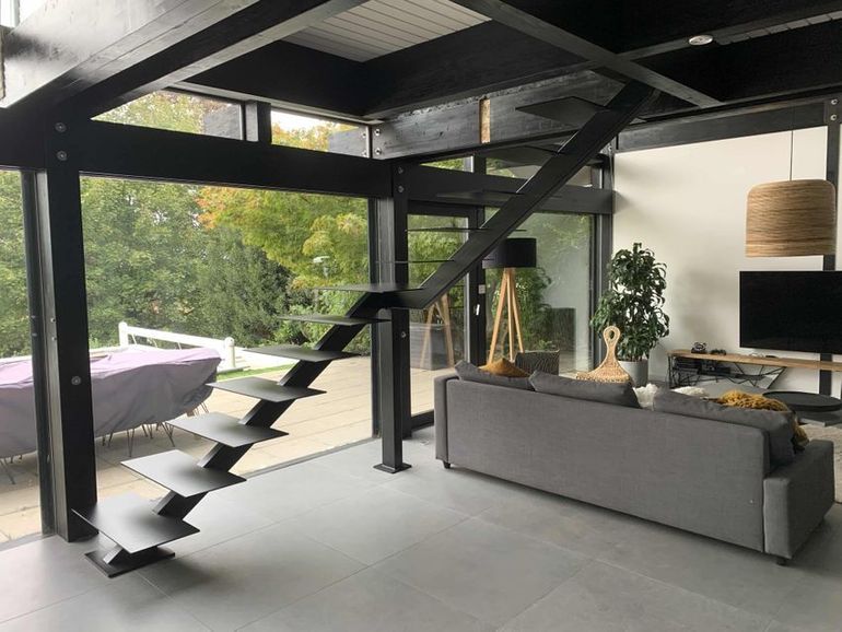 Metalltreppe (Massanfertigung, thermisch lackiert, mit verzinkten Rostgittern)