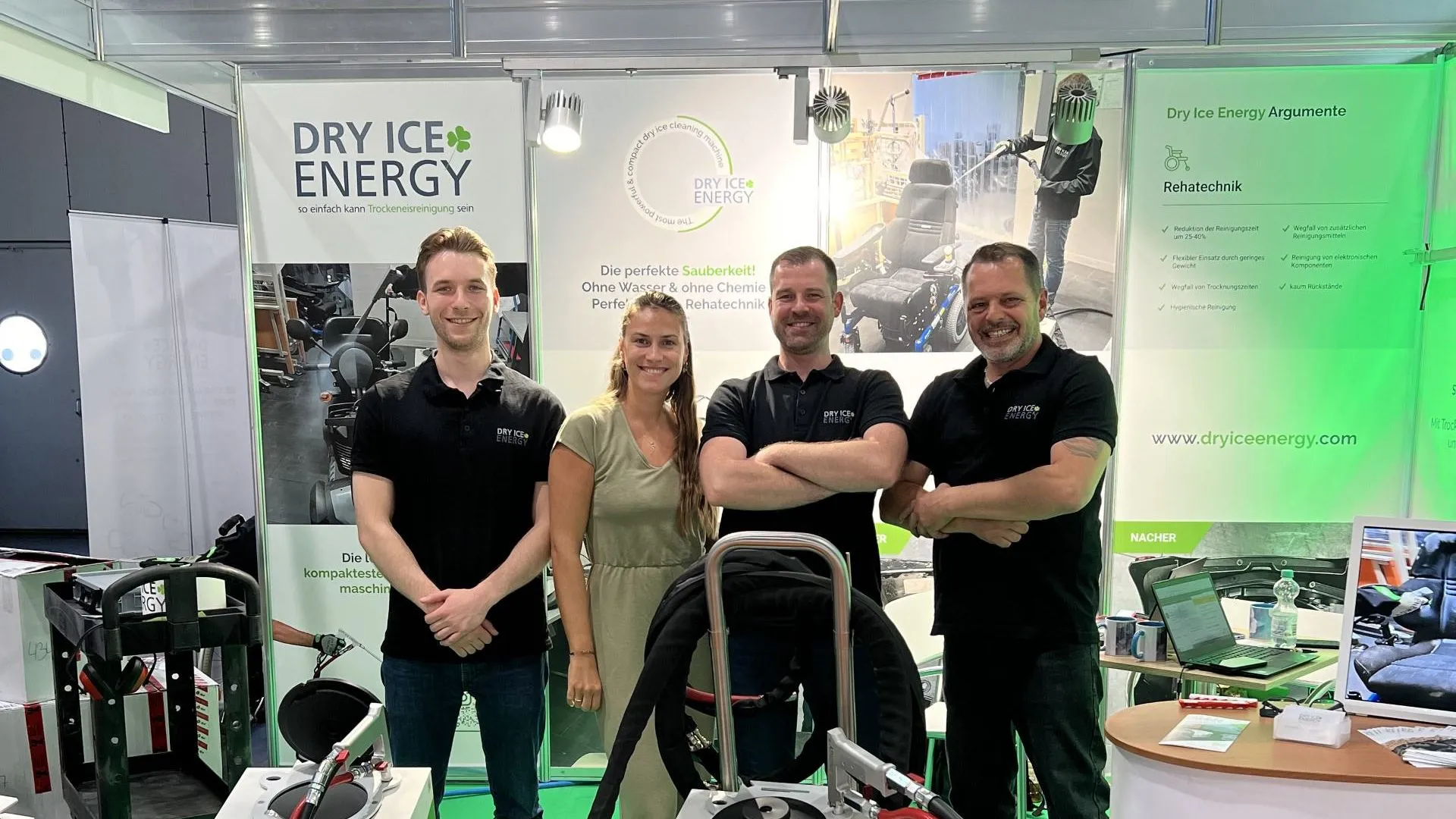 Das Dry Ice Energy Team am Messestand