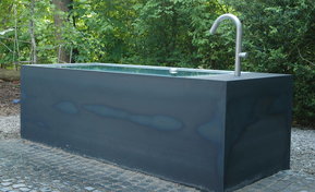 Moderner Brunnen aus Metall