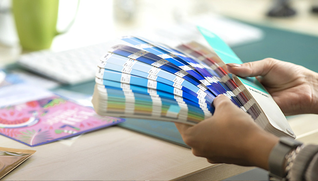 Pantone-Farbfächer in der Druckvorstufe