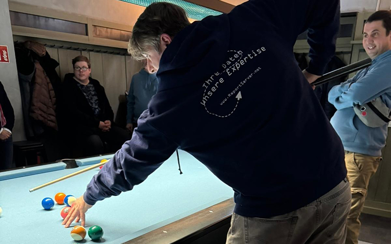 Michael Kösser beim Billard mit dem Team in Berlin