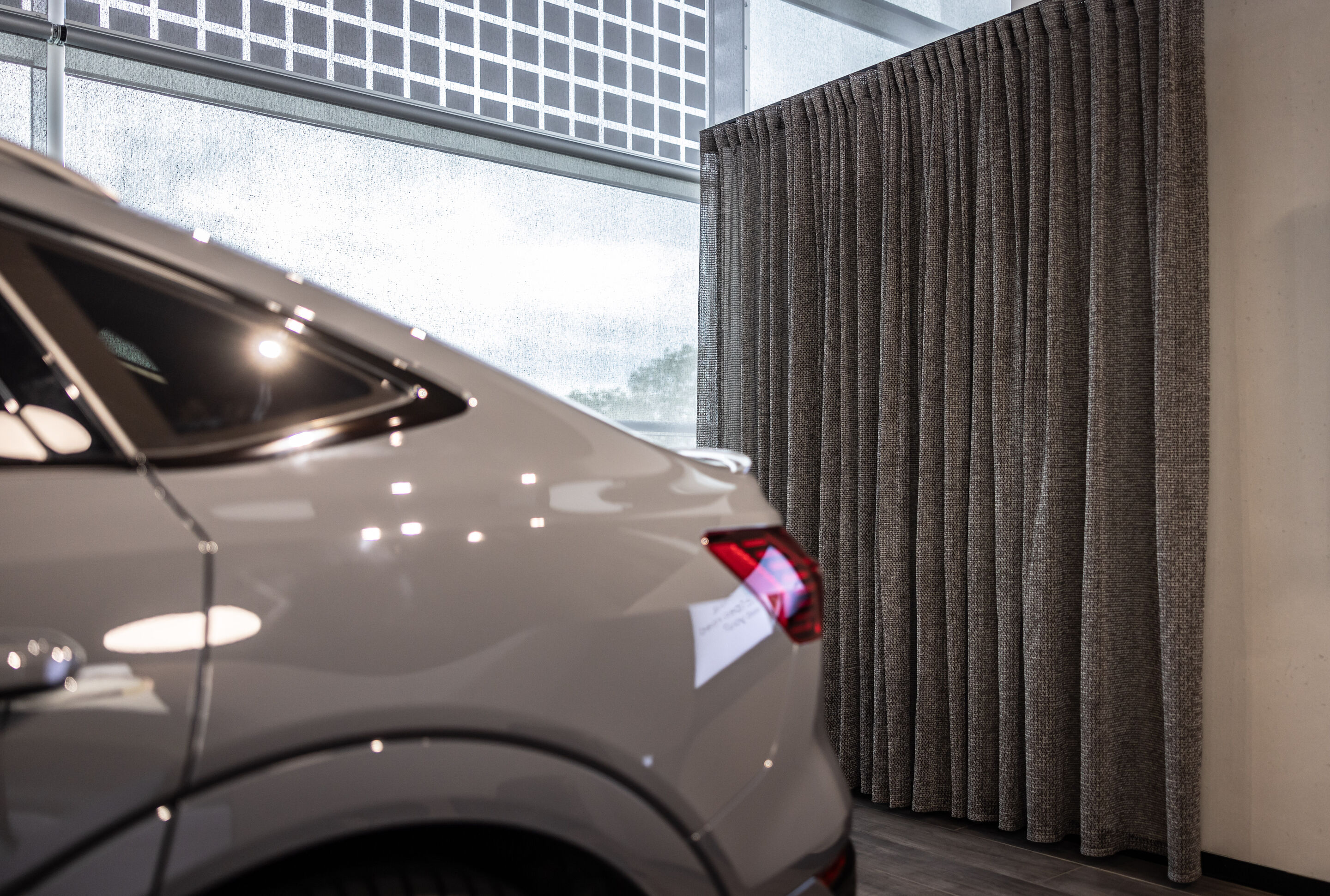 Raumtrenner im Audi Showroom aus recycelten Materialresten
