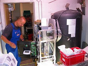 Kompakter Solar-Schichtenspeicher mit Öl-Brennwertmodul