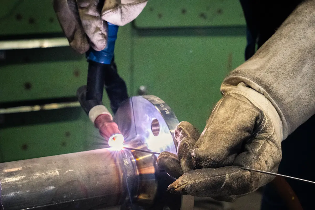 WIG-Schweißung an einem industriellen Bauteil